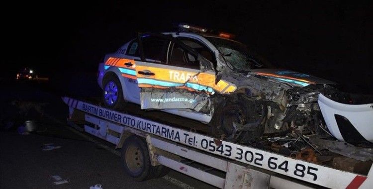 Bartın'da jandarma trafik aracı ile cip çarpıştı: 2'si uzman çavuş 4 yaralı