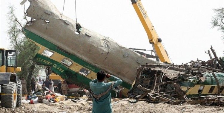 Pakistan'daki tren kazasında ölenlerin sayısı 62'ye yükseldi