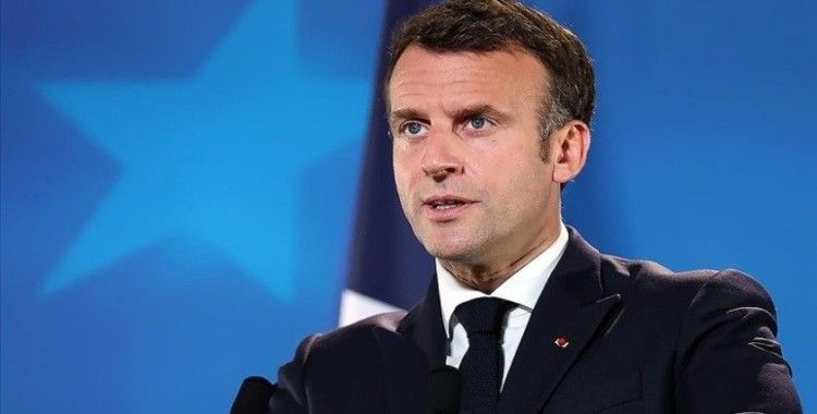 Fransa Cumhurbaşkanı Macron bir kişi tarafından tokatlandı