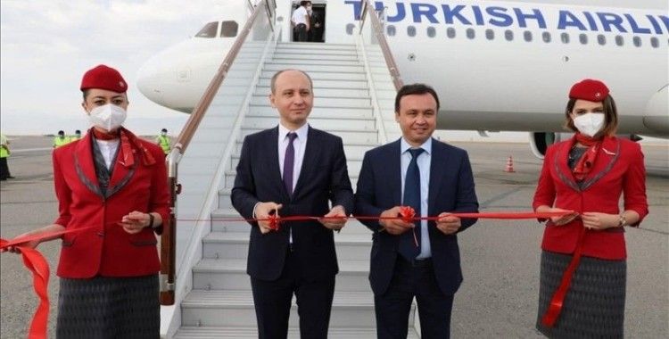 THY'nin İstanbul-Fergana seferini yapan ilk tarifeli uçağı Özbekistan'da törenle karşılandı