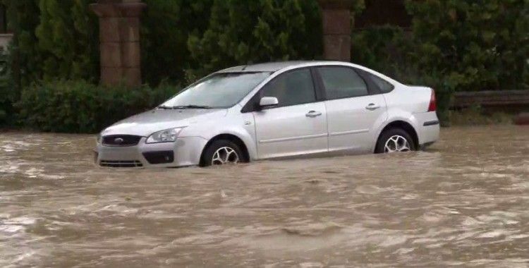 Başkent’te yağmur suları araçları sürükledi