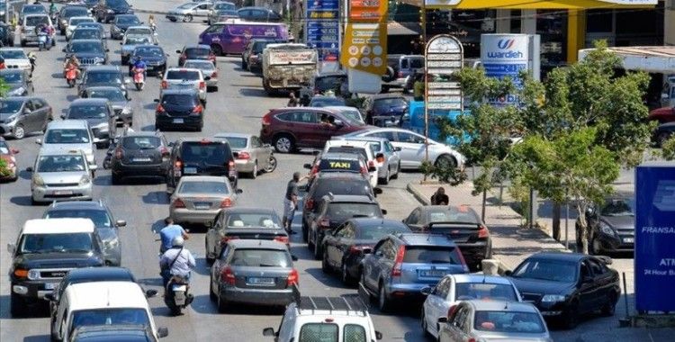 Lübnan'da uzun kuyrukların oluştuğu benzin istasyonlarında 'akaryakıtın tümüyle tükenmek üzere' olduğu uyarısı