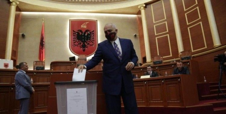 Arnavutluk Meclisinden, Cumhurbaşkanı Meta’nın görevden alınmasına onay