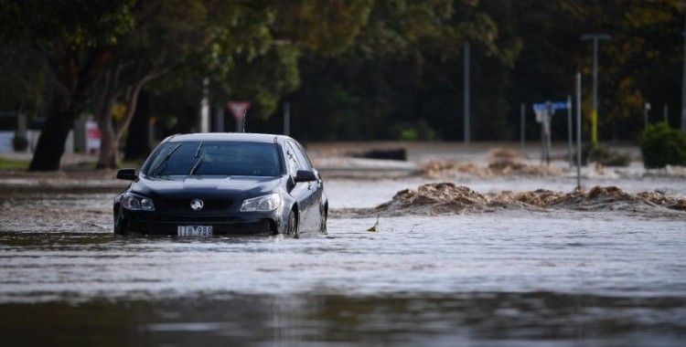 Avustralya'yı şiddetli rüzgar ve sel vurdu