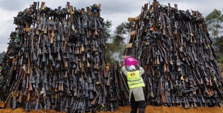 Kenya'da suçla mücadele için 5 binden fazla yasa dışı silah yakıldı