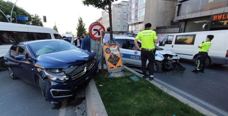 Sultangazi'de polis aracı ile otomobil çarpıştı: 1'i polis 2 yaralı