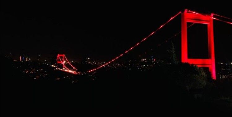 Türkiye'nin sembolleşmiş yapıları Türk Kızılay için kırmızı renkle aydınlatıldı