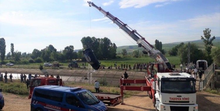 Amasya’da otomobil su kanalına düştü: Ekipler arama yapıyor