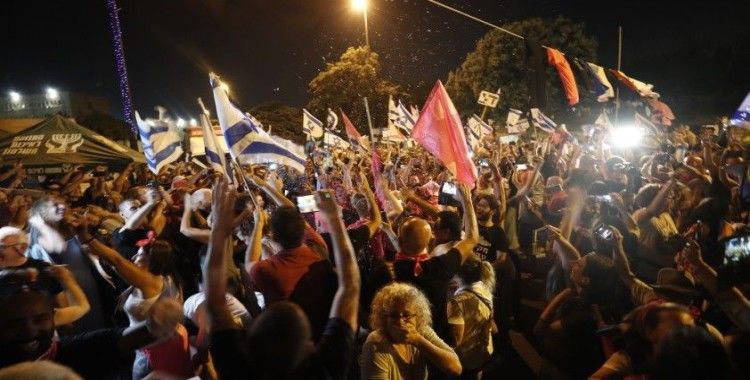 İsrail'de binlerce kişi Netanyahu'nun gidişini kutladı