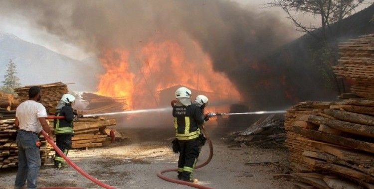 Fethiye'de marangoz atölyesi alev alev yandı