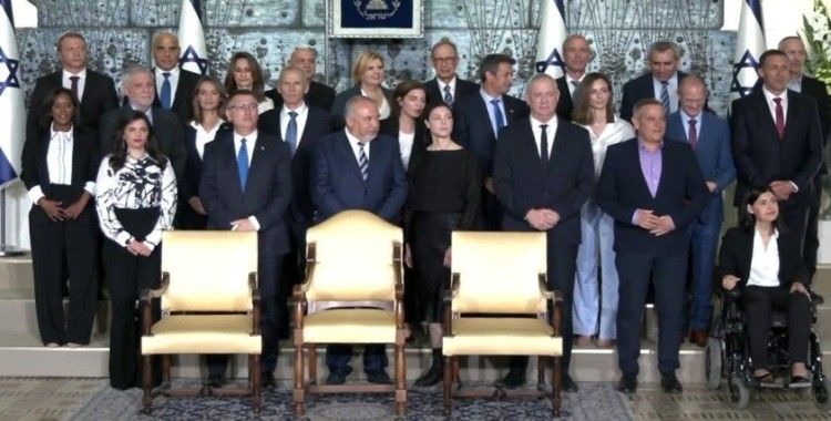 İsrail’de yeni hükümet aile fotoğrafı çektirdi