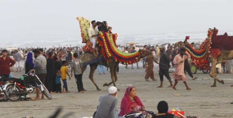 Sıcaktan bunalan Pakistanlılar plaja akın etti, Covid-19 unutuldu