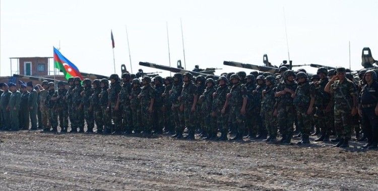 Azerbaycan ordusu Karabağ'daki savaşta 2 bin 904 şehit verdi
