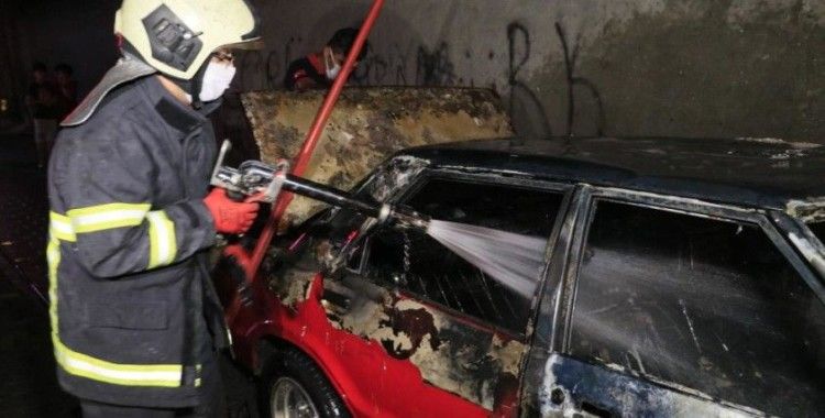 Adana'da park halindeki otomobil kundaklandı