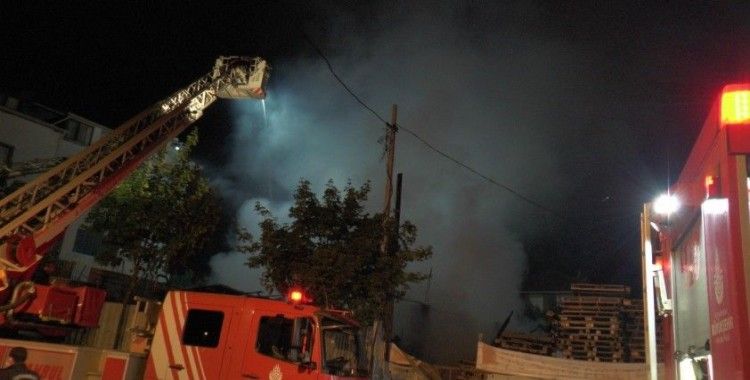 Sancaktepe’de içinde tüplerin bulunduğu palet deposu yandı, mahalleli sokağa döküldü