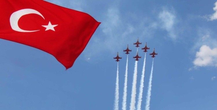 Türk Yıldızları’ndan Amasyalılara ay-yıldızlı gösteri