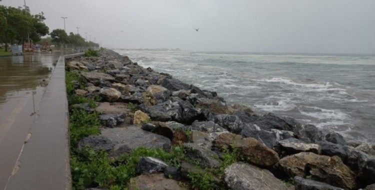Marmara'da lodos, müsilajı kıyıya itti