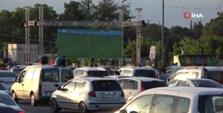 Adana’da arabada milli maç keyfi