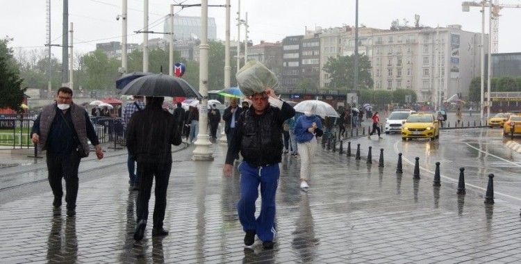 Taksim’de etkili olan sağanak yağmur ve rüzgar vatandaşlara zor anlar yaşattı