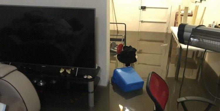 Kadıköy’de sağanak nedeniyle 3 evi su bastı
