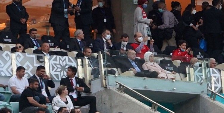 Cumhurbaşkanı Erdoğan, tribündeki yerini aldı