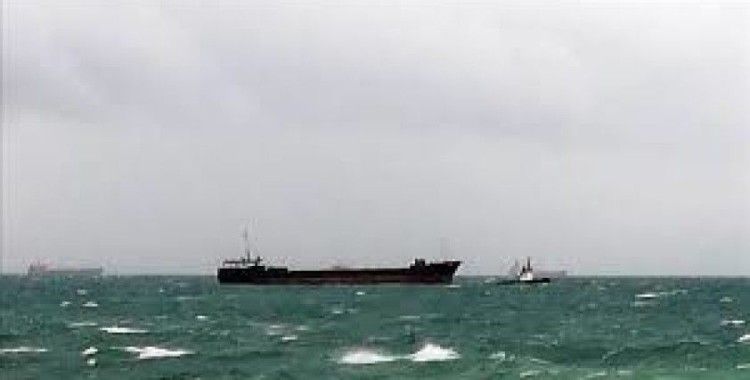 Kartal'da sürüklenen kargo gemisine müdahale edildi