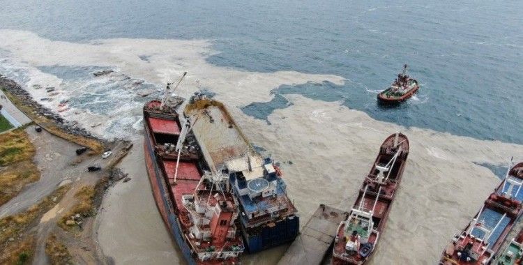 Kartal’da halatı kopması sonucu başka bir gemiye çarpan gemi, drone ile havadan görüntülendi