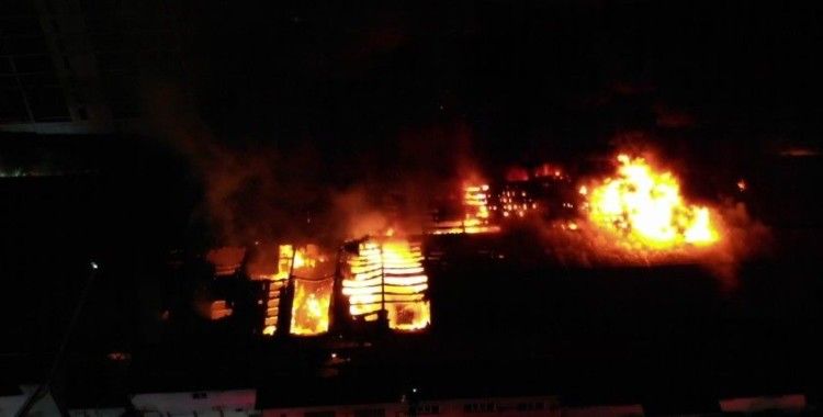 Küçükçekmece’de yanan kağıt ambalaj üretim merkezi havadan görüntülendi