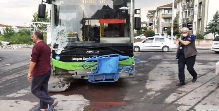 Belediye otobüsü ile kamyonet çarpıştı: 2 yaralı