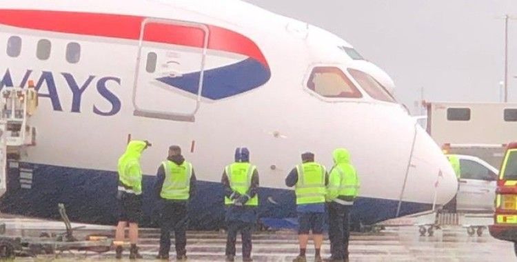 İngiltere'de park yapan uçağın burun tekerleği kırıldı