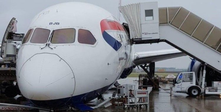 İngiltere’de park yapan uçağın burun tekerleği kırıldı