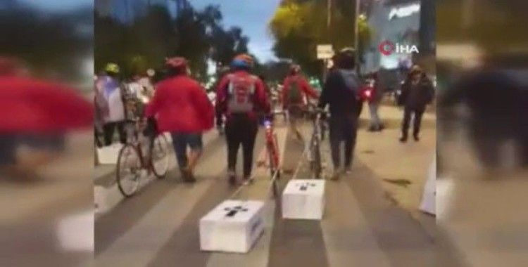 Meksika'da bisikletçilerden karton tabutlu protesto