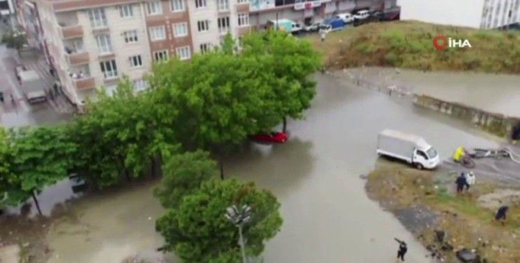 Sultangazi’de sağanak yağış sonrası araçlar mahsur kaldı