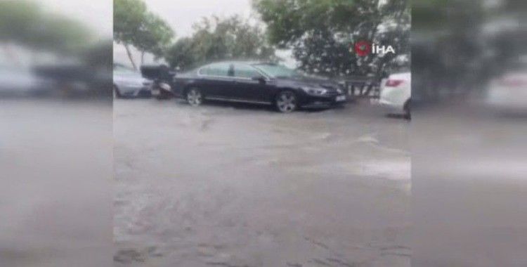 Sağanak yağış sonrası Galata’da sokaklar adeta nehri andırdı