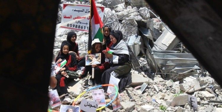 Gazze'de enkazda sergi: İsrail saldırılarında ölen Filistinli çocukların fotoğrafları sergilendi