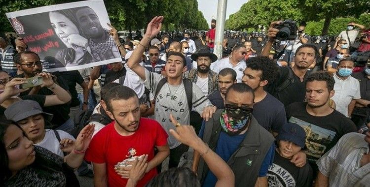 Tunus'ta, polisin göstericilere yönelik müdahalesi protesto edildi