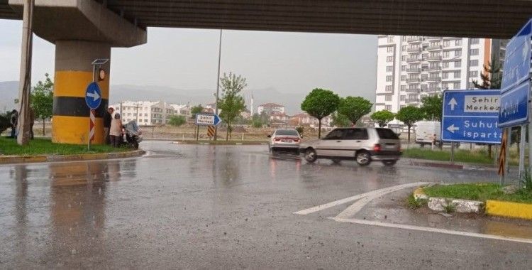 Afyonkarahisar’da dolu ve sağanak yağış etkili oldu