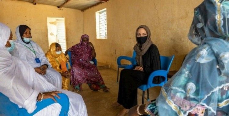 Angelina Jolie, Burkina Faso’daki bir mülteci kampını ziyaret etti
