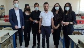 Erzincan’da üniversite öğrencileri Covid-19 hastaları için akıllı bileklik üretti