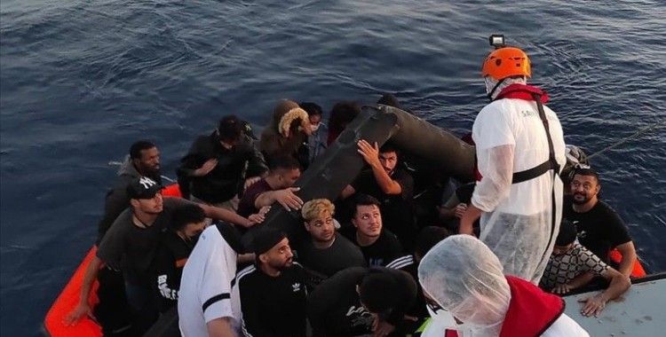 İzmir açıklarında Türk kara sularına itilen 51 sığınmacı kurtarıldı