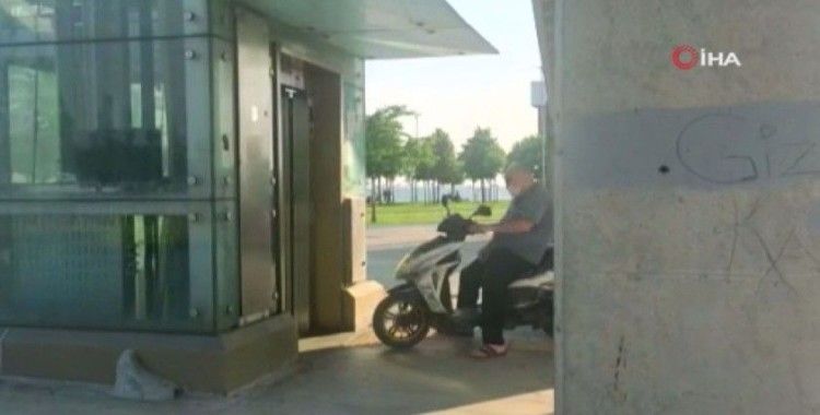Üstgeçit asansörüne motosikletiyle bindi