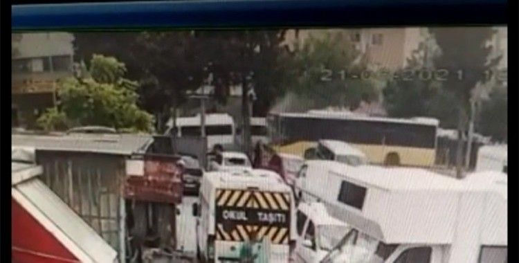 Bağcılar’da belediye otobüsü park halindeki servis araçlarına çarptı: 4 yaralı