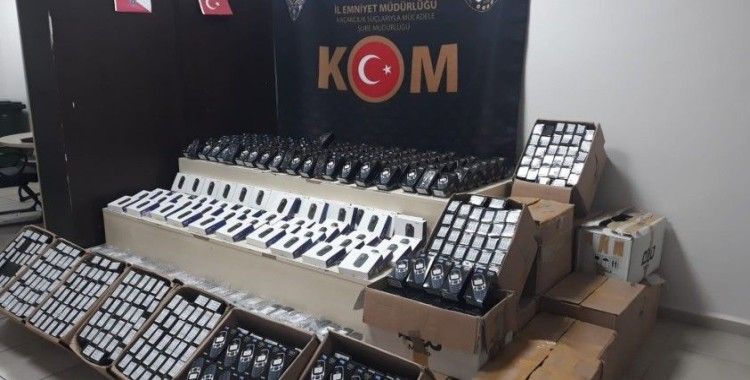 İzmir’de gümrük kaçağı cep telefonu operasyonu