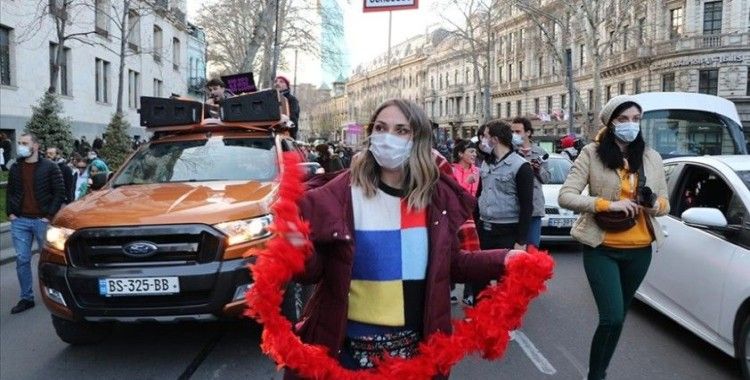 Gürcistan'da açık alanlarda maske takma zorunluluğu kaldırıldı
