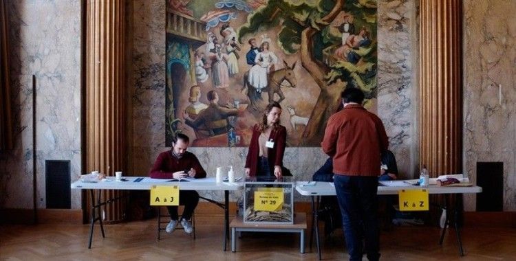 Fransa'da bölge ve vilayetlerde yapılan seçimlere düşük katılımın nedenleri tartışılıyor
