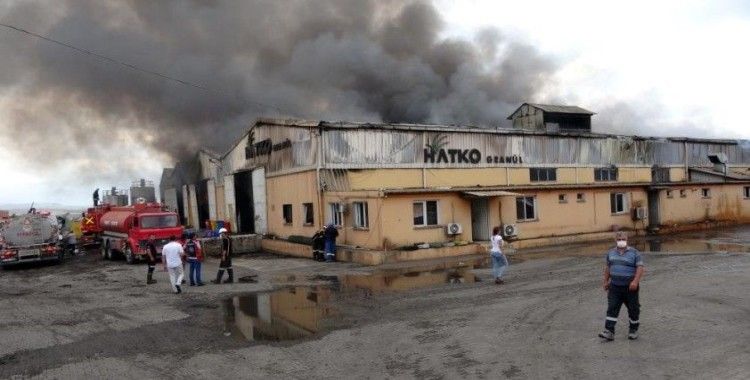 Osmaniye'de plastik geri dönüşüm fabrikasında çıkan yangın kontrol altına alındı