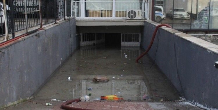 Ankara’da iş yerlerini su bastı, araçlar suya gömüldü