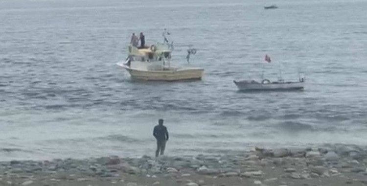 Rize'nin Fındıklı ilçesinde denizde kaybolan Afgan uyruklu genç için arama çalışması başlatıldı