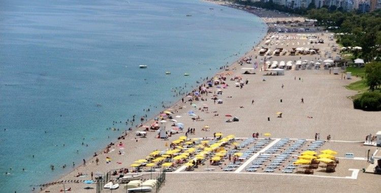 Antalya’da termometreler 43’ü gösterdi, sahiller doldu taştı