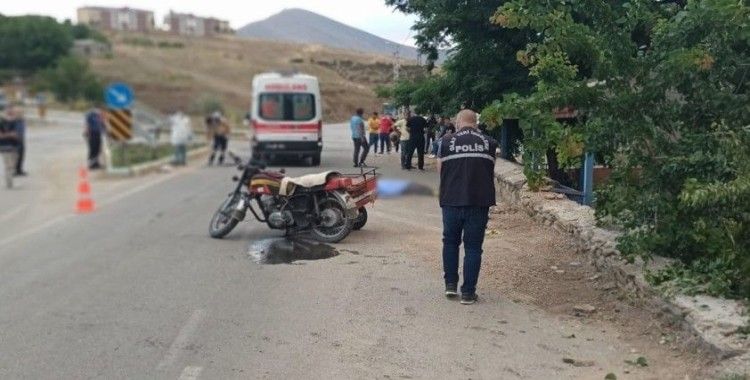 Freni tutmayan motosiklet bahçe duvarına çarptı: 1 ölü, 2 yaralı